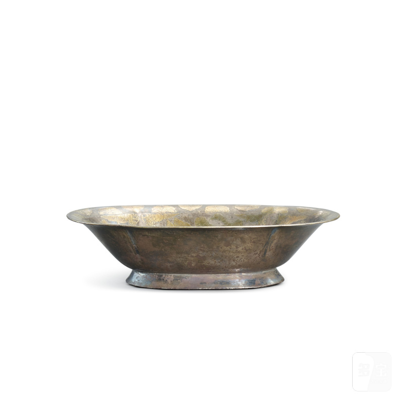 A parcel-gilt bronze 'goose' lobbed dish, Tang dynasty | 唐 局部銀鎏金寶相花雙雁紋海棠碟 - 图3